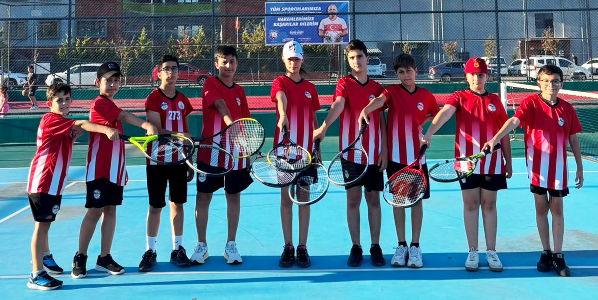 K�rfez Belediyesi�nden Gen�lere �cretsiz Tenis Kursu