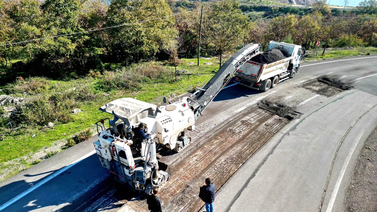 Krfezin Drt Bir Yannda Yol Bakm Mesaisi