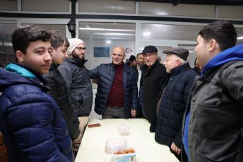 Ba�kan S���t, Her Ak�am Bir Camide Vatanda�larla Bulu�uyor