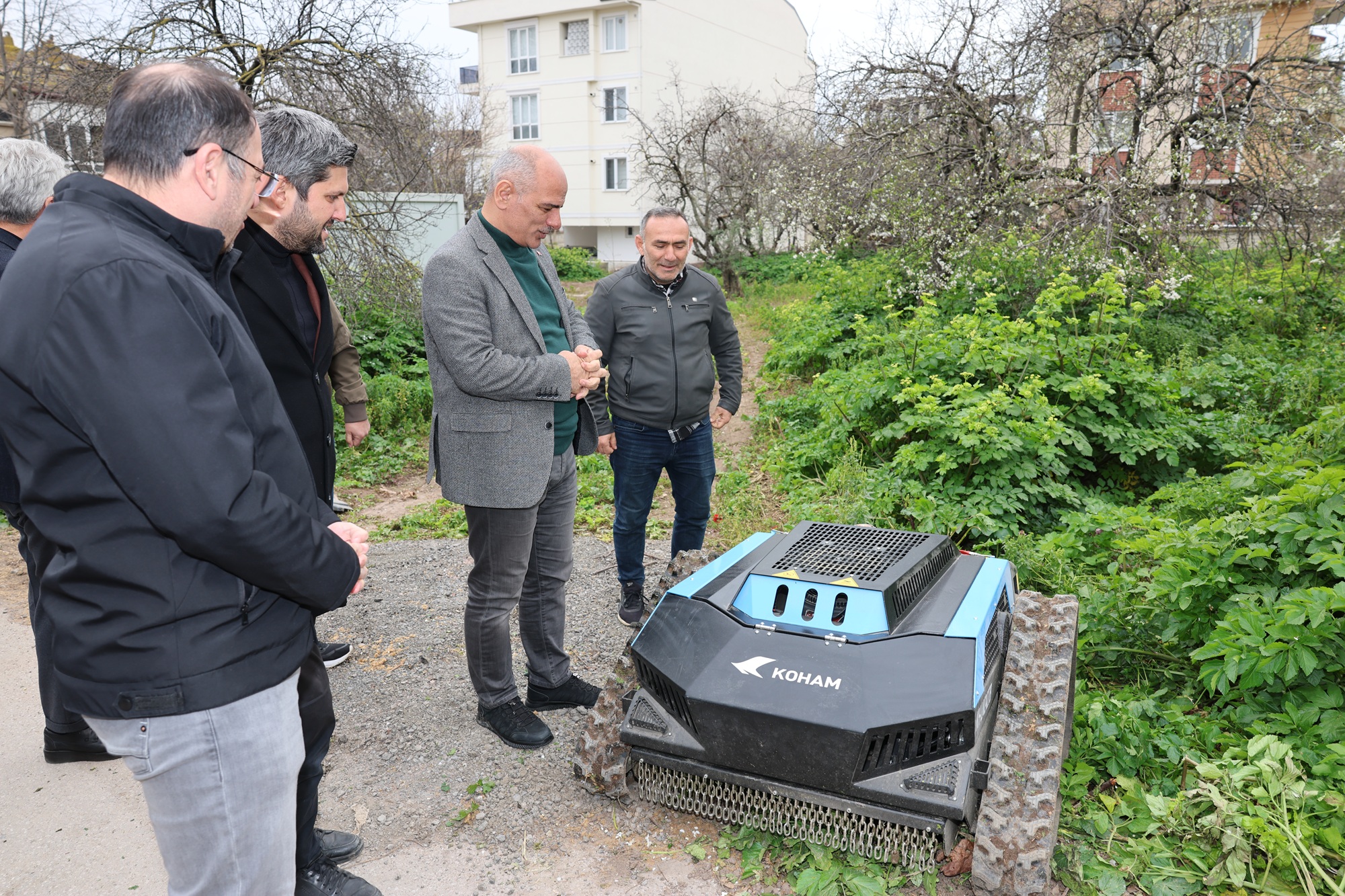 K�rfez�in Ot Bi�me Robotlar� �� Ba�� Yapt�