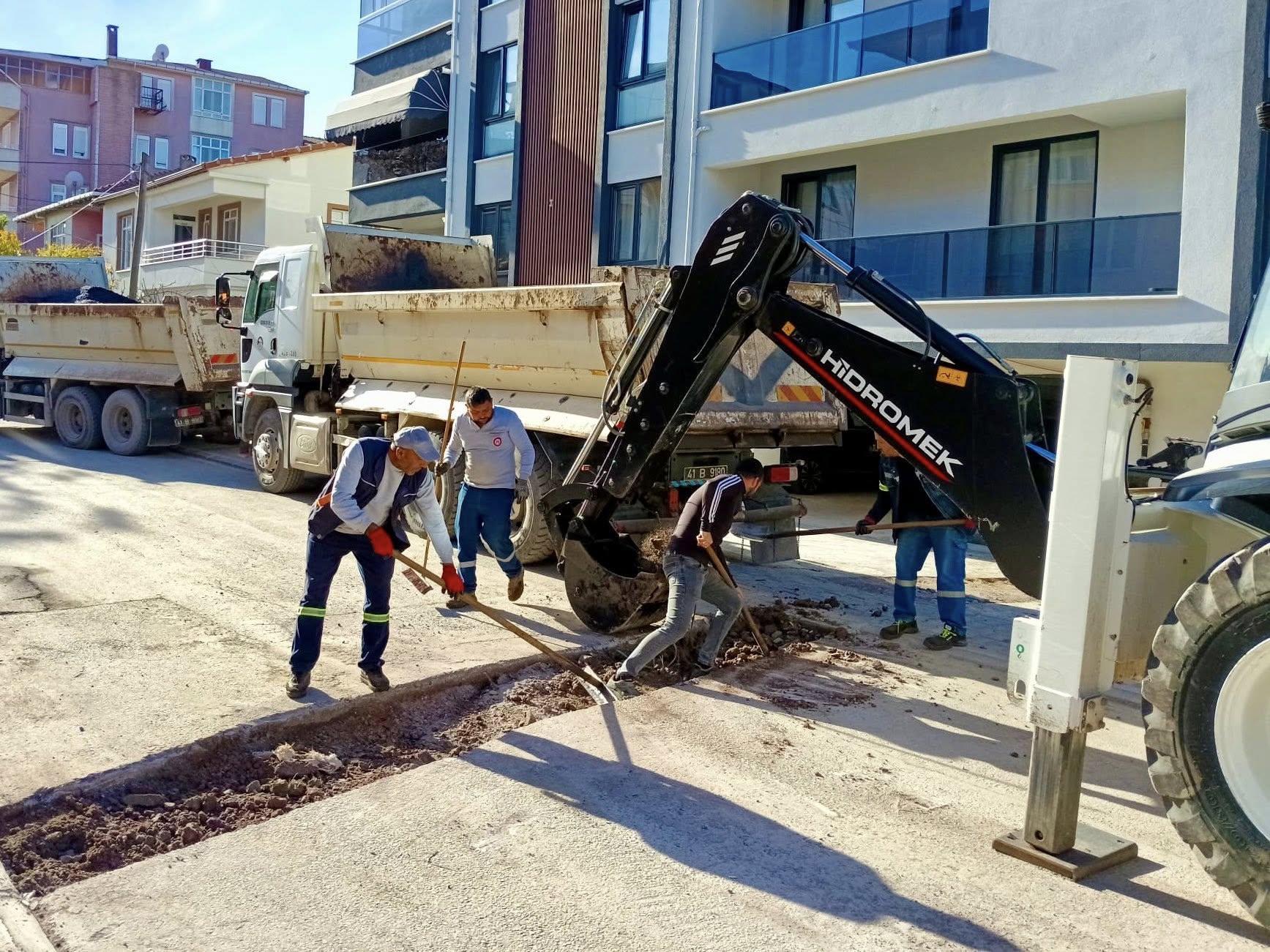 K�rfez�de Yol �yile�tirme �al��malar� S�r�yor