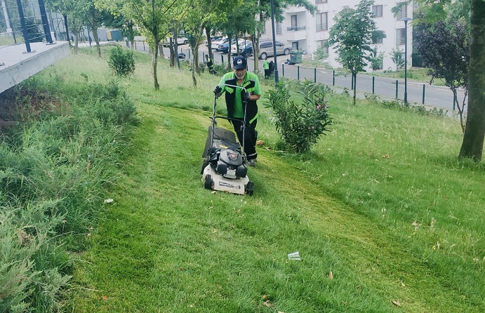 Krfezde Parklardaki Yabani Otlar Temizleniyor