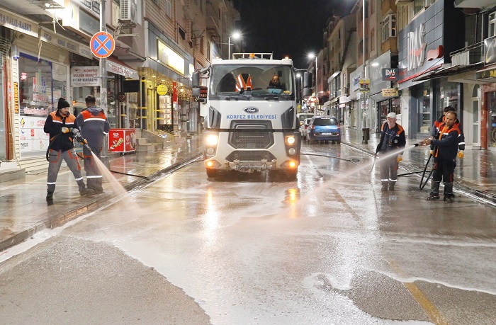 Cadde ve Sokaklar Sabunlu Suyla Ykanyor