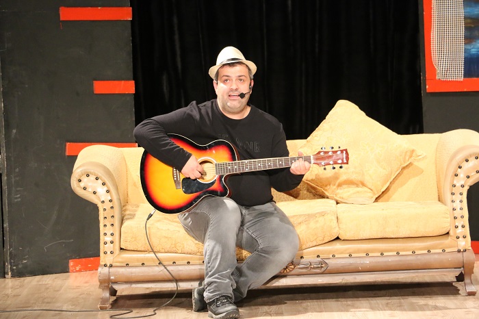 Krfezde Kahkaha Dolu Gece