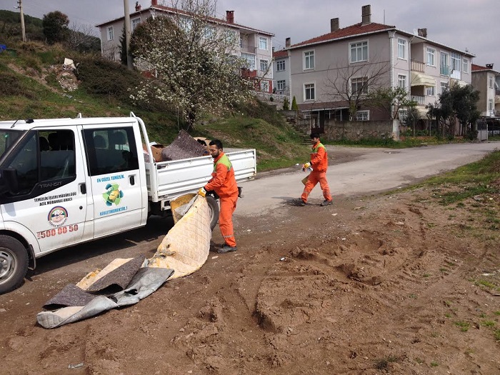 K�rfez Belediyesi Temizlik Seferberli�ini S�rd�r�yor