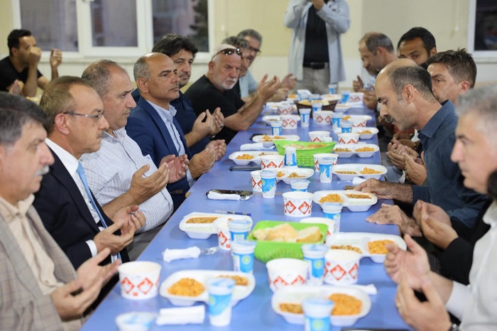 Bakan St Canlarla Bulutu, ftar Yapt