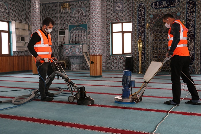 Krfezin Camilerinde Ramazan Temizlii