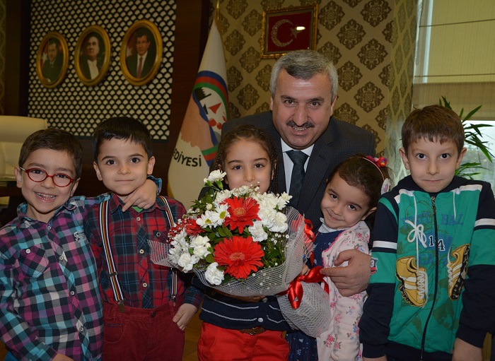 K�rfez Belediyesi �efkat �ocuklar�n� A��rlad�