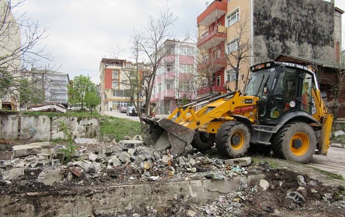 K�rfez�de Tehlike Sa�an Metruk Yap�lar Y�k�l�yor