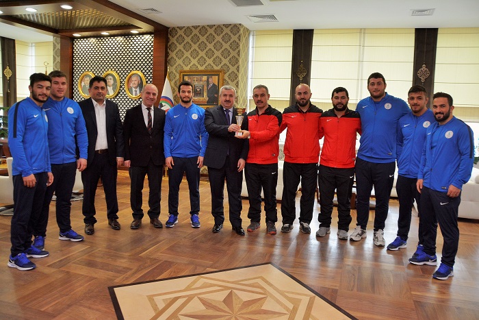 Krfezin Yiitleri Kupayla Dnd
