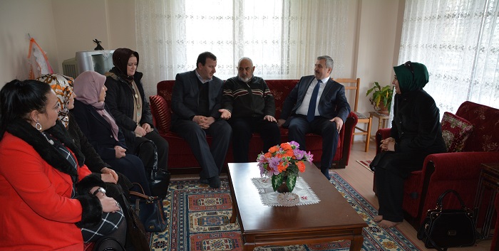 Hasta ve Ya�l� Vatanda�lar Ba�kanlardan Moral Buldu