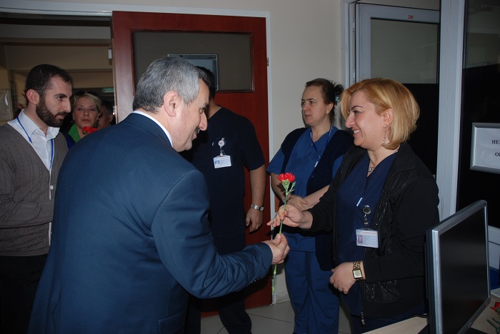 Ba�kan Baran Sa�l�k �al��anlar�n� Unutmad�