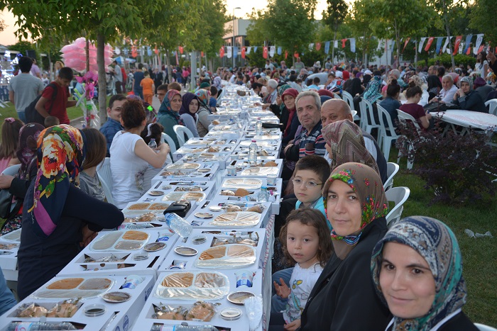 Finalde Binlerce Krfezli Ayn Sofrada Bulutu