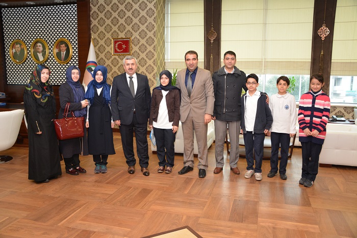 Ba�kan Baran �mam Hatip Okulu ��rencilerini Makam�nda A��rlad�