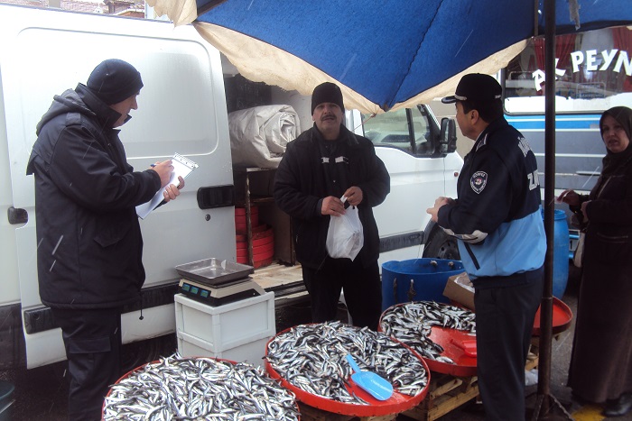 K�rfez Zab�tas� Pazar Yerlerini Denetledi