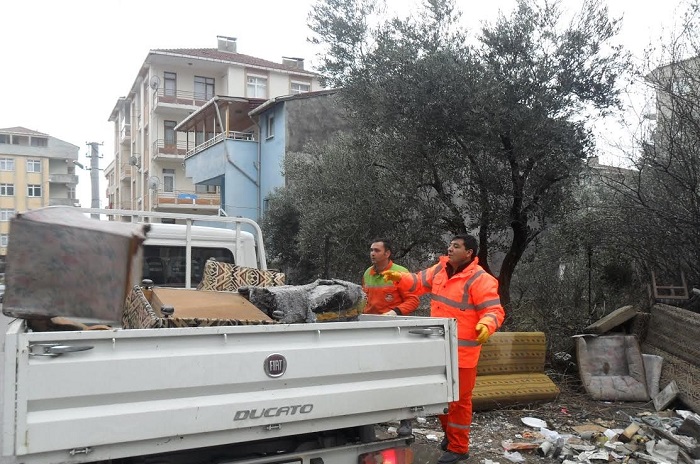 K�rfez�de Temizlik Mesaisi Bitmiyor