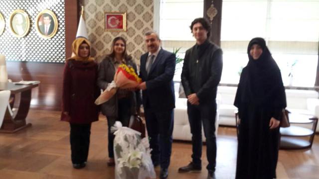 niversite rencilerinden Bakan Barana Teekkr