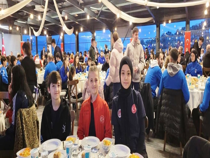 Krfezli Gen Karateciler Milli Sporcular iftarndaydlar