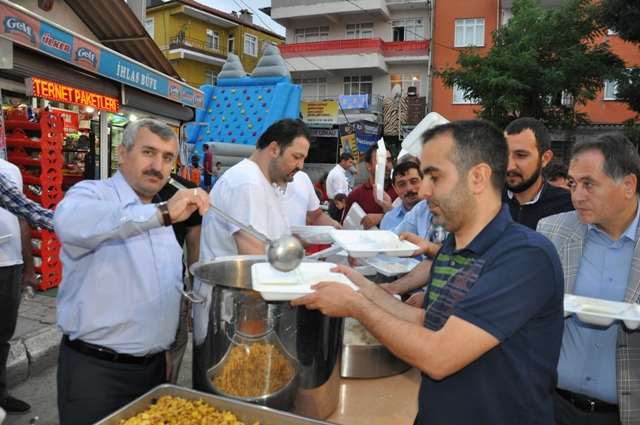 Krfez Belediyesi Ramazan mahalle ftarlaryla Karlyor