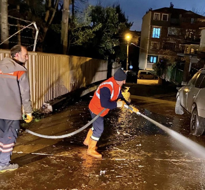 Krfezde Cadde Ve Sokaklar Ykanyor