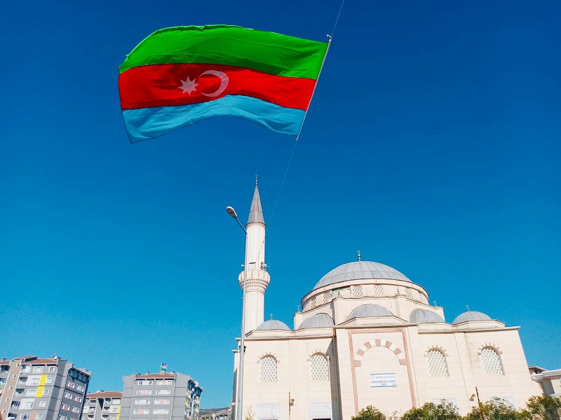Krfez sokaklarnda Azerbaycan bayraklar