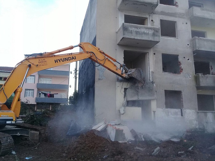 TEHLKEL METRUK BNALAR YIKILIYOR