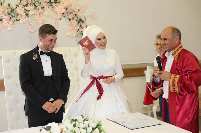 Bakan St Mutluluklara Ortak Oldu
