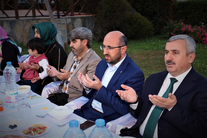 AK Parti Krfez ftarda Bulutu