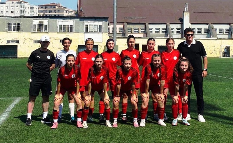 Krfezli kzlar ilk mata Karyaka Kolejini 4-0 yendi