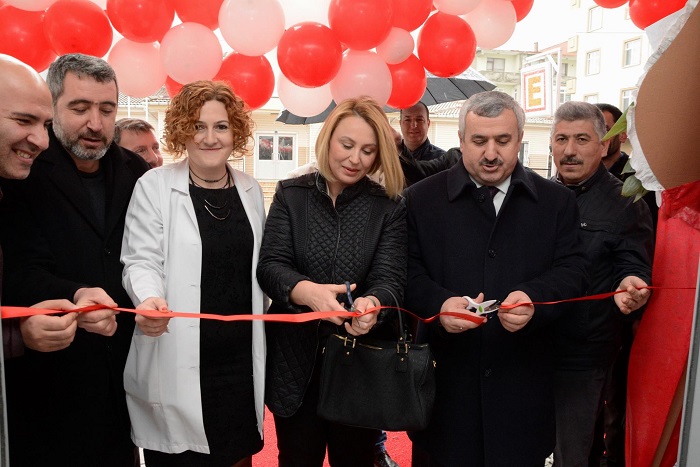 Duru Eczanesini Bakan Baran At