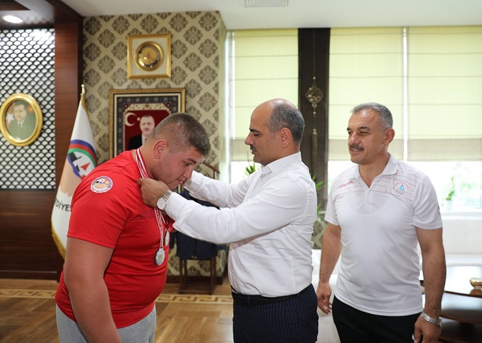 Bakan St rak Tebrik Etti