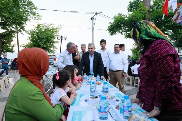 Herekeliler birlikte iftar at