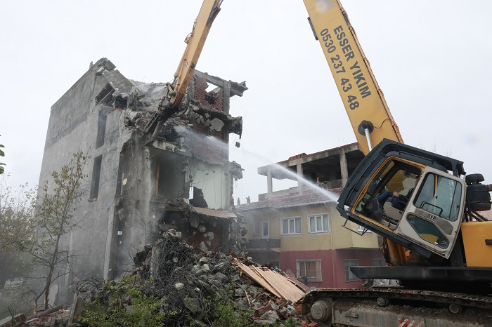 Krfezde Orta Hasarl Binalar Yklyor