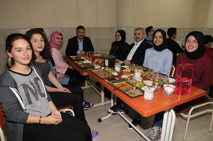 Başkan, İftarını Öğrencilerle Açtı