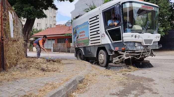 Bir günde tonlarca atık toplandı