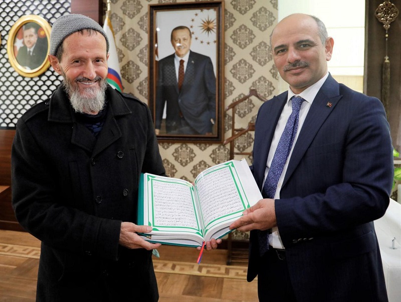 Cumhurbakan iin el yazmas Kuran- Kerim yazd