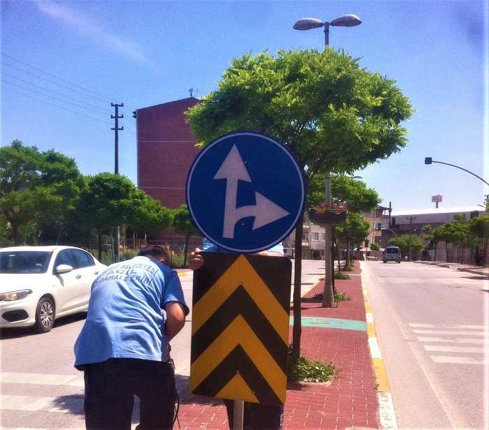 Krfezde Trafik Levhalar Yenileniyor