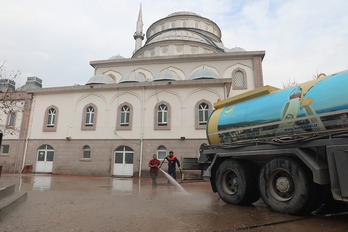 Cami ve badethanelerin Baheleri de Temizleniyor