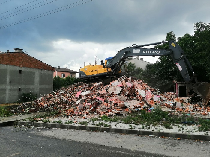 Körfez´de iki metruk yapı daha yıkıldı