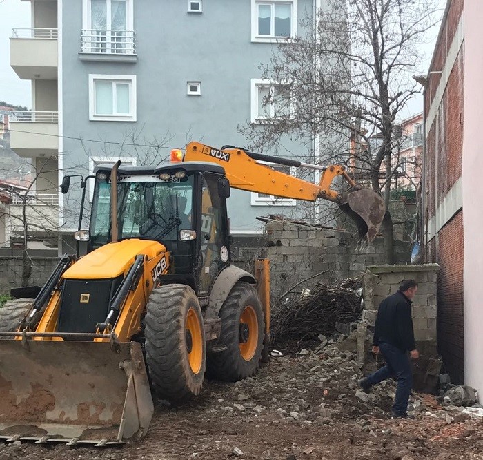 Krfezde Metruk Binalar Yklyor