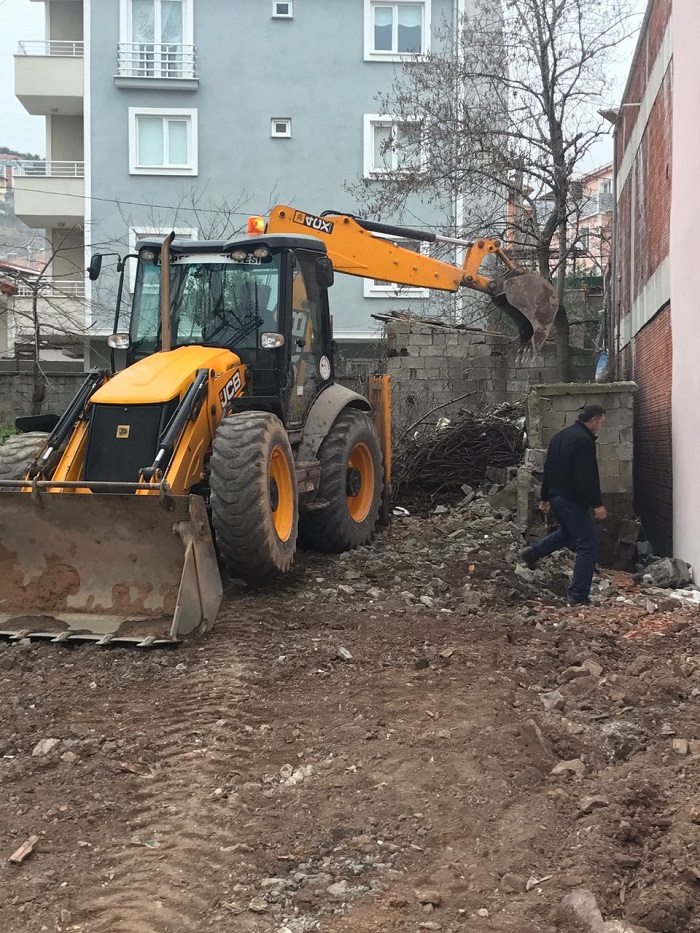 Krfezde Metruk Binalar Yklyor